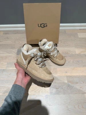 Ugg lowmel sand 39 - Säljer vinterns snyggaste skor! Ugg lowmel i färgen sand i storlek 38. Helt nya, aldrig använda! Box ingår! Pris kan diskuteras vid snabb affär! Först till kvarn!