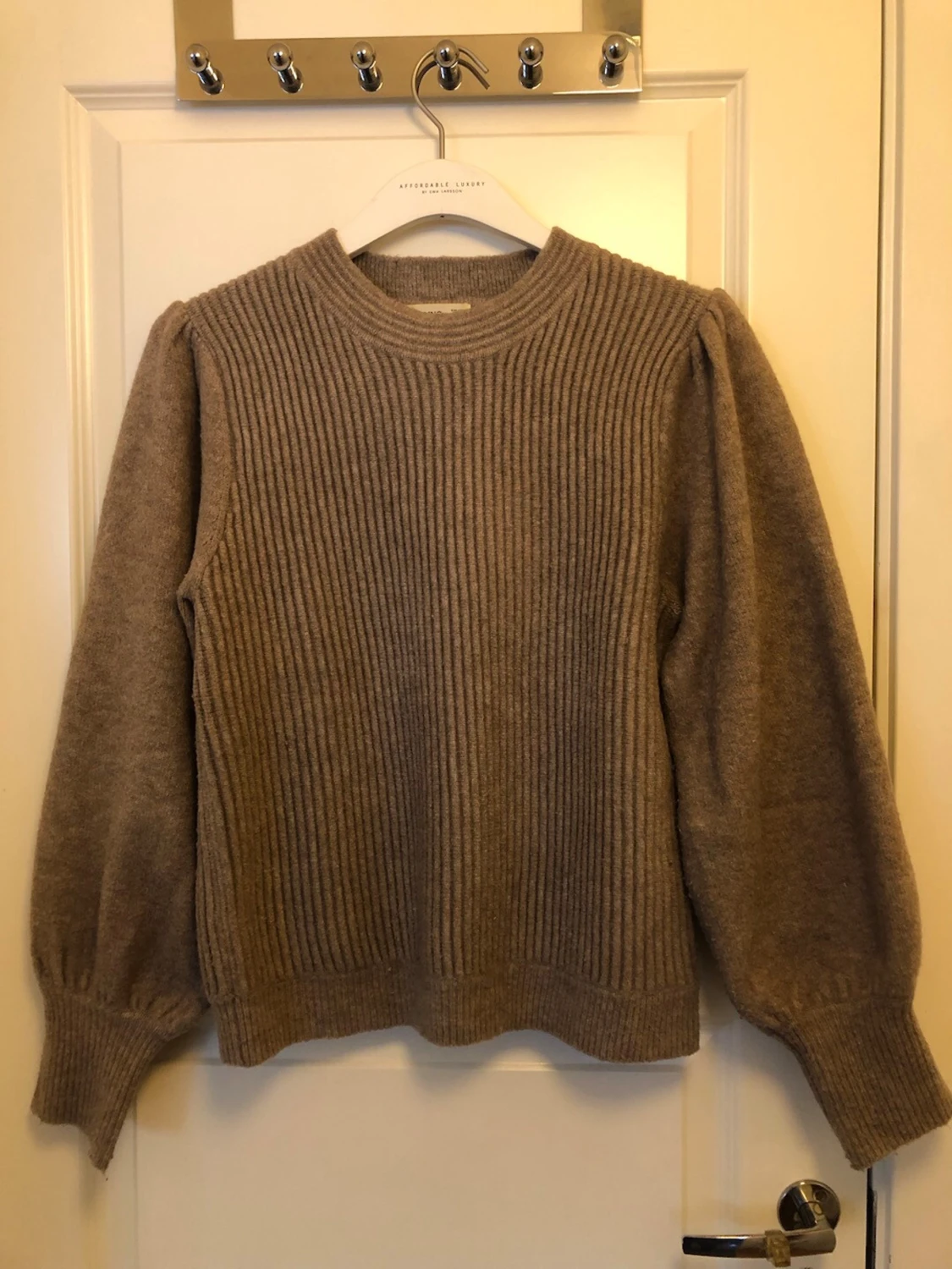 Beige stickad tröja med puffärm - 1