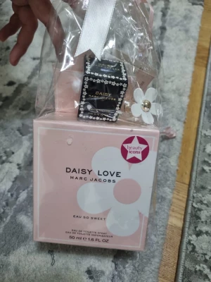Daisy Love Eau So Sweet 50ml - Snygg presentförpackning med Daisy Love Eau So Sweet från Marc Jacobs. Innehåller 50 ml Eau de Toilette spray. Det ingår också 2 testers och 1 mini parfym 4ml. Köpte den för 1500 kr. Den är helt oanvända och har aldrig öppnat den den ligger i sitt original förpackning. 