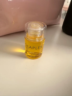 Olaplex No.7 Bonding Oil 30ml - Olaplex No.7 Bonding Oil är en gul, lätt hårolja i en genomskinlig plastflaska med skruvlock. Oljan är framtagen för att ge glans och styrka till håret och kommer i en smidig 30 ml förpackning som är enkel att ta med i väskan. Helt ny och oöppnad säljer då jag redan har en. 