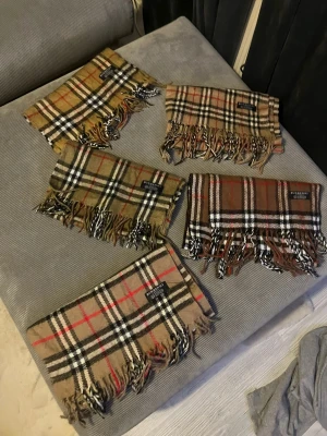 Burberry Scarf - Tjena säljer nu mina Burberry halsdukar för endast 499kr vid fler köp så blir de rabbat! För fler frågor kontakta gärna mig Mvh Kevin!