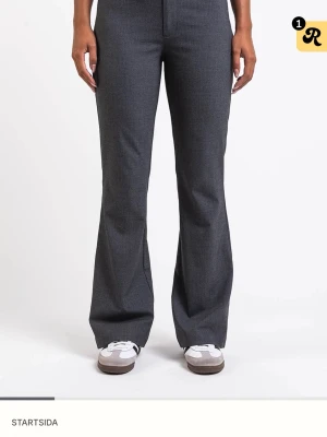 Madlady Mörkgrå bootcut kostymbyxor - Snygga mörkgrå kostymbyxor med bootcut-snitt som ger en schysst siluett. Storlek TALL EU36, använda en gång. 