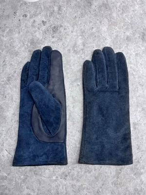 Mörkblå mockaväst från Luxury by Laze - Schyssta handskar med en kombination av snyggt läder och mocka. Aldrig någonsin användna då de var för små för mig. I storlek S/M men borde, enligt mig, vara 7 i handsk-storlek.