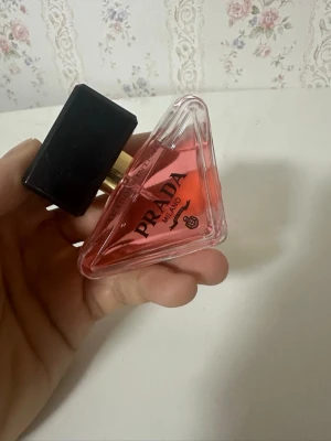 Prada Eau de Parfum 30ml - Trendig parfym från Prada med en unik flaska och 30ml volym. Perfekt storlek att ta med i väskan. Tillverkad i Frankrike. Snygg design som sticker ut och passar dig som gillar exklusiva märken.