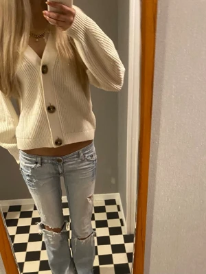 Stickad kofta  - Säljer denna stickade koftan från hm i storlek xs men skulle säga att den mer är som storlek s