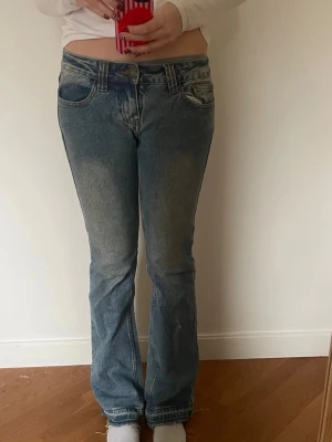 Blå bootcut jeans med slitningar - Säljer dessa ur-coola jeansen från J.GALT, i storlek S. Jätte lågmidjade och fina, passar perfekt i längden för mig som är 162⭐️⭐️ 