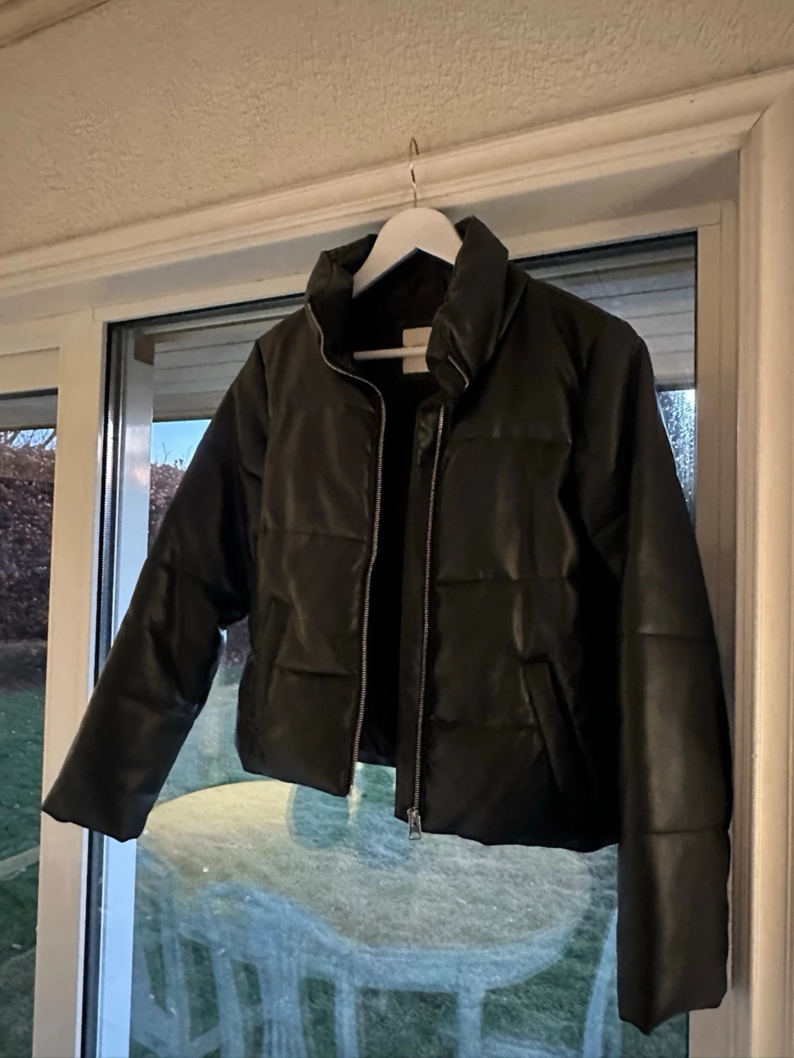 Svart pufferjacka i skinnimitation - 2