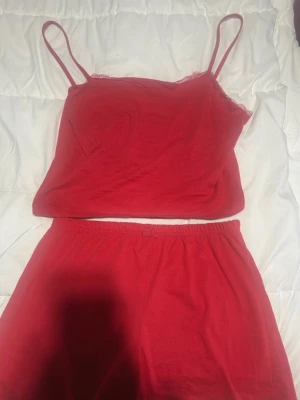 Pjamas sett - Säljer denna jätte söta pjamas (oklart vad ifrån). Den är helt oanvänd (fick i present). Det är pjamas shorts och ett linne med spets.