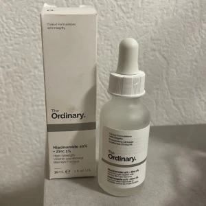 The Ordinary Niacinamide 10% + Zinc 1% (FRI FRAKT TILL 5/1)‼️ - Niacinamide 10% + Zinc 1% från The Ordinary i en frostad glasflaska med pipett. Innehåller 30 ml och kommer i en vit förpackning. Perfekt för dig som vill ha en enkel och effektiv ansiktsprodukt med vitamin och mineral. Transparent formula.