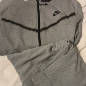 Grå mjukisbyxor från Nike - Säljer ett par grå mjukisbyxor från Nike. Byxorna har en avslappnad passform och är tillverkade i mjukt bomullsmaterial. Perfekta för chill dagar eller träning. Klassisk Nike-logga på benet och elastisk midja för extra komfort.