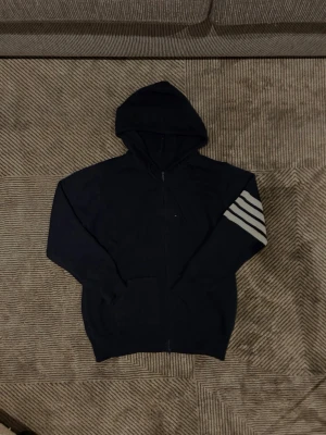 Stickad hoddie  - Stickad hoddie i ett mycket bra skick ny pris ungefär 700