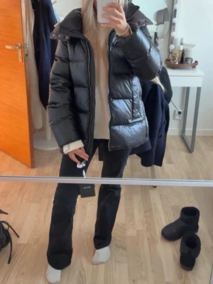 Massimo dutti jacka - Säljer denna populära slutsålda massimo dutti jackan. Använd typ två gånger, säljer pågrund av att jag vill ha en annan!!💞💞💞