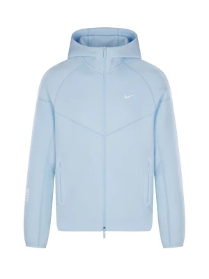 Nike NOCTA ljusblå Nike tech  - Snygg ljusblå Nike tech  från Nike NOCTA med huva och hel dragkedja framtill. Jackan har två fickor med dragkedja och diskret Nike-logga på bröstet. Perfekt för dig som gillar stilren och sportig look.