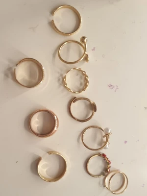 Guldiga ringar - Bilderna visar flera ringar i olika former och detaljer man kan ha olika ringar för att förgylla outfitten.