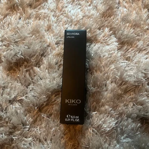KIKO 3D Hydra Lipgloss nr 20 - Säljer ett KIKO 3D Hydra Lipgloss i färg 20. Kommer i en snygg svart förpackning och innehåller 6,5 ml. Ger läpparna en glansig finish och återfuktar med en 3D-effekt. Perfekt för dig som vill ha glossiga läppar med extra volym.