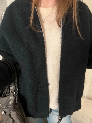 Blå jacka från Zara - Mysig blå teddyjacka från Zara med dragkedja framtill. Jackan har en loose passform, rundad krage och är långärmad. Kom med bud!💙TRYCK EJ PÅ KÖP NU, GE BUD FÖRST!