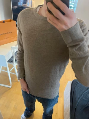 Lindebergh merinoull sweatshirt (nyskick) - Säljer nu denna sjukt snygga merinoull tröja från Lindebergh! Passformen är helt perfekt och tröjan är båda varm och bekväm😊 Storlek M och passar true to size! Skriv vid funderingar 📲🙌