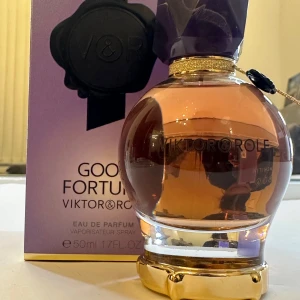 Viktor & Rolf Good Fortune parfym  - Upptäck Good Fortune från Viktor & Rolf, en Eau de Parfum i en snygg 50 ml flaska. Plastet runt om är borttaget men parfymen är helt oanvänd. 