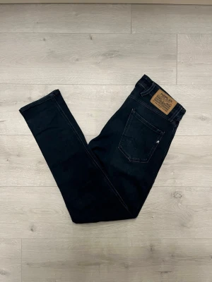 Replay anbass mörkblåa jeans  - Hej! Säljer dessa mörkblåa replay anbass jeansen//mycket fint sick//inga defekter//fråga gärna! 