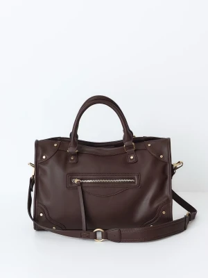 Brun handväska från Gina Tricot - Stilren brun handväska i skinnimitation från Gina Tricot med guldfärgade detaljer och dragkedja framtill. Väskan har både handtag och justerbar axelrem (kan tas av), samt rymligt innerfack med extra ficka. Perfekt att ha till jobbet eller skolan då datorn får plats i👜👩🏼‍💻 (Ej använd men prislappen avtagen)