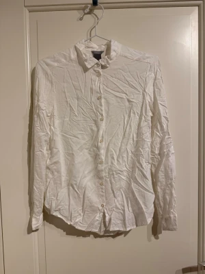 Vit viskos skjorta från Lindex - Jättesval och skön skjorta från Lindex. Den är skrynklig från att ha legat i en byrå men är lätt att stryka bort.
