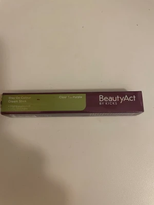 Ny BeautyAct Stay On Colour Cream Stick - Ny Stay On Colour Cream Stick i färgen Clear As Purple från BeautyAct by Kicks. En högpigmenterad och ultralättblandad ögonskuggsstick som även kan användas som eyeliner. Färgen är lila och formulan är vegansk och parfymfri. Perfekt för kreativa ögonlooks.