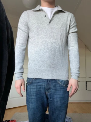 Tröja från Massimo Dutti - Ljusgrå tröja från Massimo Dutti i storlek S, men passar även XS. Modellen är 172 cm. 