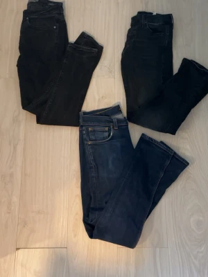 Jeans - Tre par sköna och snygga jeans. Ett par av dom svarta är från Jack and Jones dom andra svarta från dressman. De blå är från Nudie. Skriv om intresse!