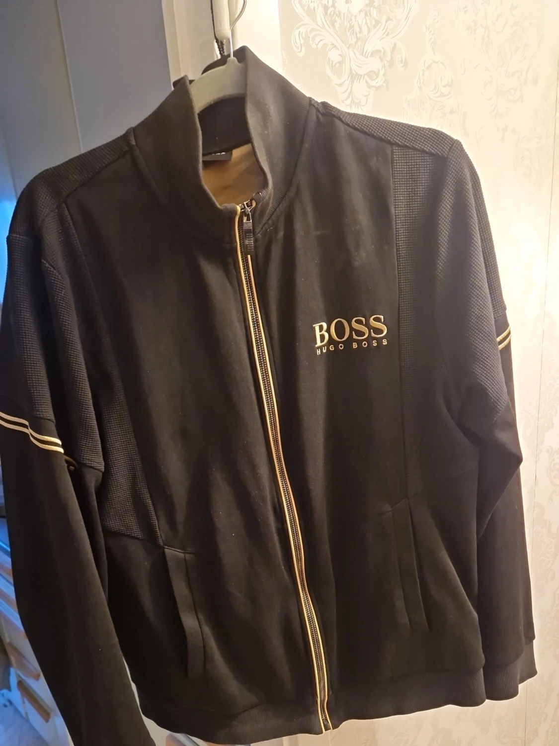 Svart ziptröja från Hugo Boss