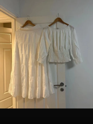 Dam komplet i två delar  - Dam komplett i två delar  lång kjolen och kort blus 👚 är så fina och eleganta passar till alla tillfällen den är lättbar och bekväm 