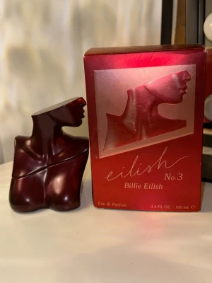 Eilish No. 3 Eau de Parfum - Unik parfym med cool design inspirerad av Billie Eilish. Volym: 100 ml. Helt full Billie Eilish parfym no 3, 100 ml. Helt full & använder ej, köpte enbart pga jag var helt galen i henne☺️  Köpte den på någon hemsida precis när den kom ut, verkar vara svår att få tag på så jag säljer hellre till någon som kanske vill ha den och jag behöver sälja av saker.   Den som köper får med sig en liten Billie Eilish väska som gåva 🎁 på köpet..
