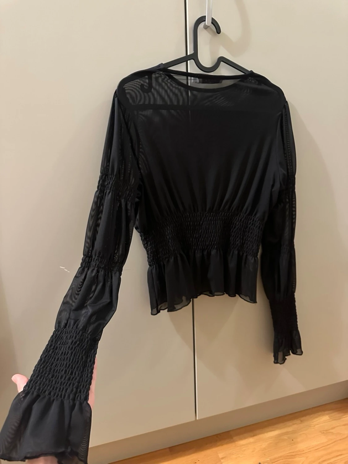 Svart blus med volang i mesh - 1