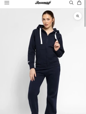 Intressekoll russemerch set mörkblå - ❗️INTRESSEKOLL❗️Russemerch set mörkblå byxor/hoodie storlek xs i hoodie och xs i byxorna!! Använt 1 gång inprensip ny skick. Kontakta mig vid intresse av att köpa. Jag vill nämligen köpa ett grått set i en större storlek då jag inte får användning utav detta då det är lite litet för mig därav vill jag se ifall någon är intresserad av att köpa detta. 