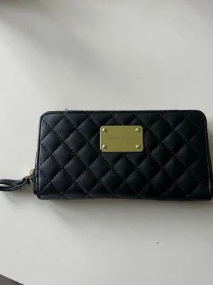 Plånbok - Svart plånbok med gulddetaljer, många smidiga fack😍