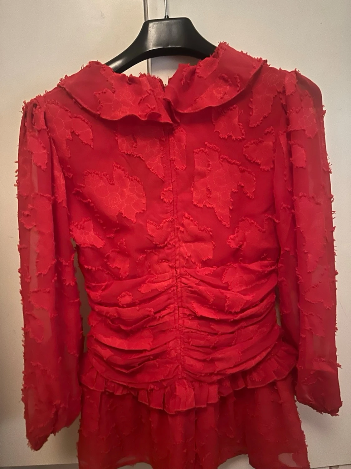 Röd volangklänning från Boohoo - 2