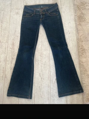 Lågmidjade bootcut Jeans - Superfina väldigt lågmidjade bootcut jeans. I väldigt bra skick 2% elastiska. Storlek W28 L32 Midjemått 38 cm Innerbenslängd 77 cm