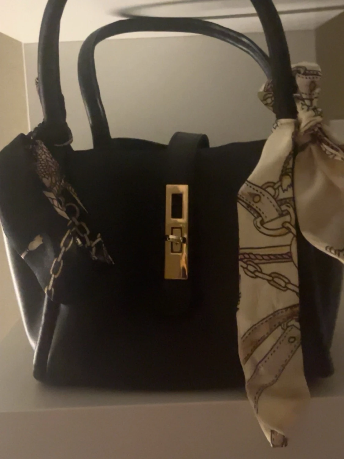 Svart handväska med gulddetalj