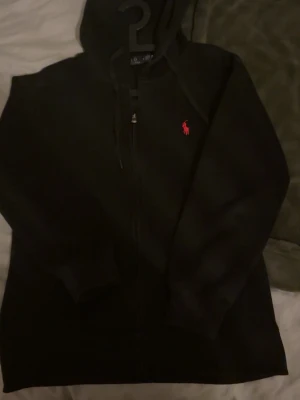 Ralph lauren zip up - Äkta!! Väldigt snygg och perfekt att ha under höst/vår och även under sommaren😁