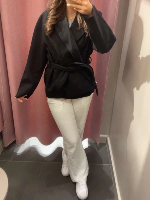 Svart kappa med bälte dam - Säljer nu min fina jacka från vero Moda eftersom den inte kommer till användning. Känns synd att slänga den då den är så fin!🥰