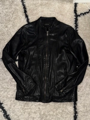 Samsøe samsøe läderjacka - Selling this super cool samsøe samsøe genuine leather jacket in great condition except a small hole on the back as seen on pictures. Fits like a slim M but check measurements to be sure Length: 66cm Width: 46cm
