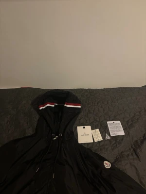 Moncler windbreaker  - En fin Moncler windbreaker som har använts några gånger storlek 3 vilket motsvarar L men passar perfekt för någon med M vid fler frågor hör av er 