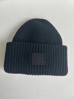 Acne mössa svart - Hej! Säljer nu min knappt använda acne mössa som är mest intill helt ny, den är i storlek one size/vuxen🥰