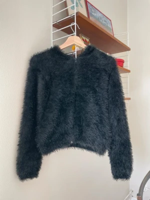 Fluffig kofta  - Fluffig och mjuk kofta med luva. Strl S/M, dock mer som XS/S. Fint skick!