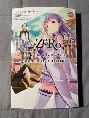 Re:Zero - Starting Life in Another World - Chapter 1: A Day in the Capital - Följ Subaru som plötsligt hamnar i en magisk värld där han möter en tjej med silverhår och hennes magiska katt. En spännande manga fylld av äventyr, fantasy och oväntade vändningar – perfekt för dig som gillar action och magi! Boken är i bra skick förutom att den blivit lätt fuktigt någon gång så sidorna är lite vågiga.