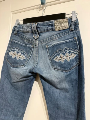 Blå House Denim jeans med broderade fickor - Snyggaste jeansen i tjockare bomullstyg. Storlek 28/32 men kan passa xs/s