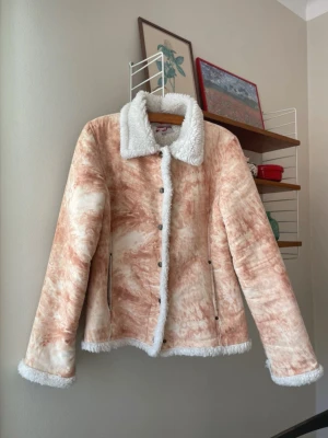 Fodrad jacka  - Fodrad jacka från 90/00-tal. Strl XL, men passar M-L. Använt men bra skick, lite nopprig på innerfodret, i övrigt fint skick! 