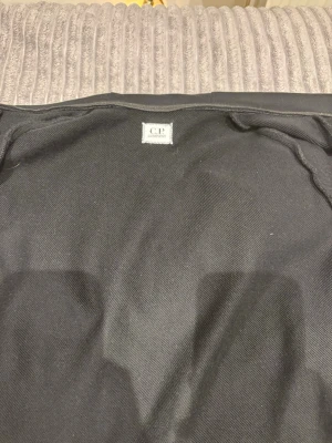 Cp - Jag säljer en CP Company-tröja eftersom jag har blivit stor och den är för liten för mig. Jag vill sälja den så snart som möjligt.hon är i gott skick