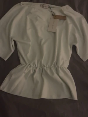 T-shirt/blus - Jag säljer denna oanvända T-shirten/blus i en lime grön färg. Den är ifrån ANNA FIELD.