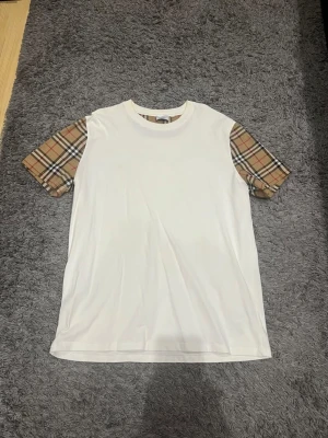 Burberry T-shirt - Helt ny Burberry t shirt, 10/10 skick. Den är för Stor för mig så jag tänkte sälja den. Den är riktigt bekväm och fin, det är storlek L och sitter som en L också. Rekommenderar starkt!