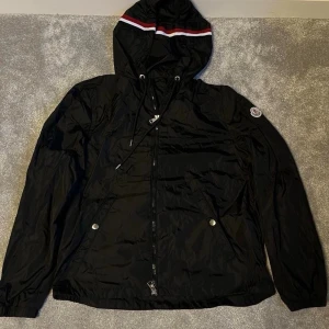 Moncler windbreaker  - Säljer min Moncler windbreake den är i storlek M eller 2 som är M i Moncler kläder, Om de är något ni undrar osv är de bara o skriva. Priset är ej skrivet i sten och kan diskuteras vid snabb affär. 